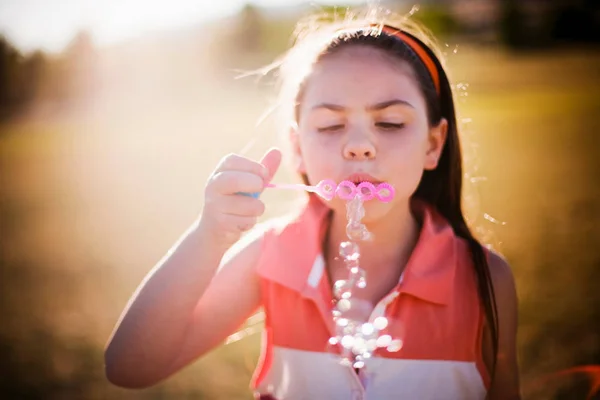 Chica Joven Soplando Burbujas —  Fotos de Stock