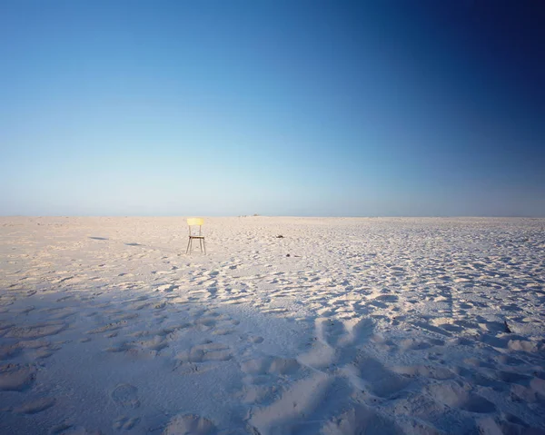 黄金の砂の椅子 — ストック写真