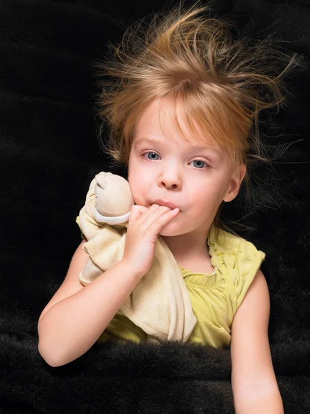 Mała Dziewczynka Odpoczynek Łóżku — Zdjęcie stockowe