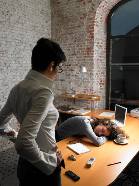 Empresaria Viendo Colega Femenina — Foto de Stock