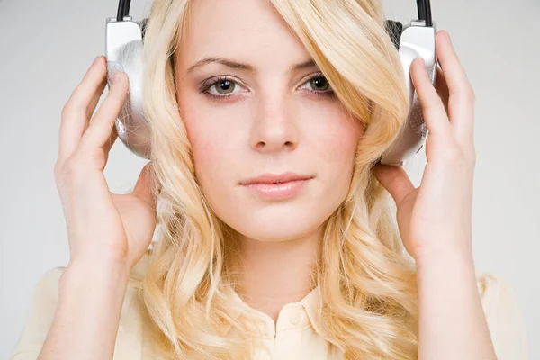 Uma Jovem Mulher Ouvindo Música — Fotografia de Stock