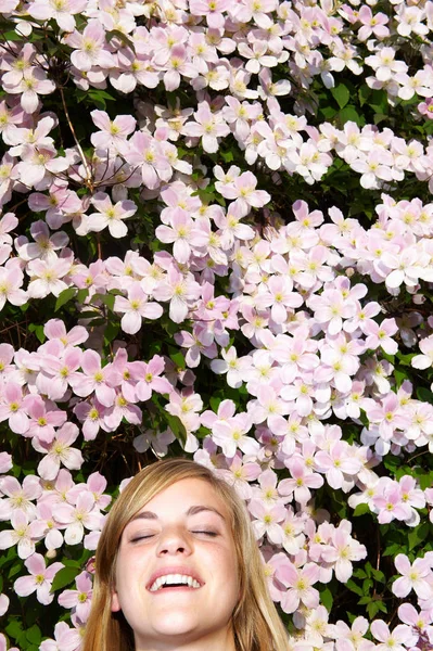 Frau Legt Sich Die Blumen — Stockfoto