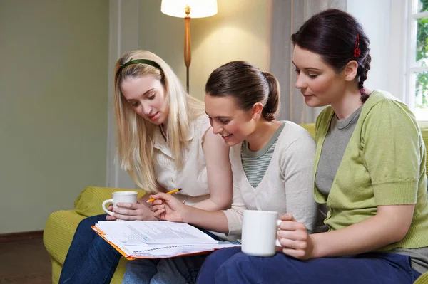 Trois Jeunes Femmes Assises Sur Canapé — Photo