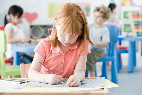教室で描いている女の子 — ストック写真
