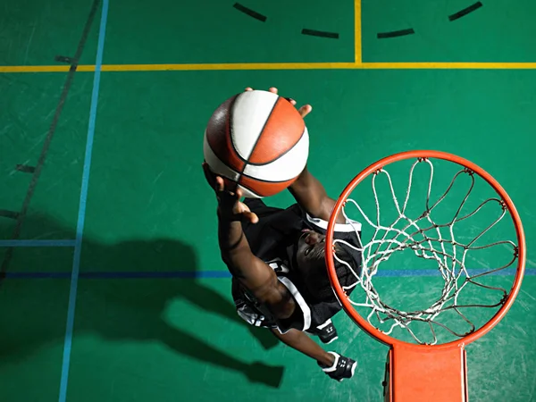 Basketballerin Punktet Auf Dem Feld — Stockfoto