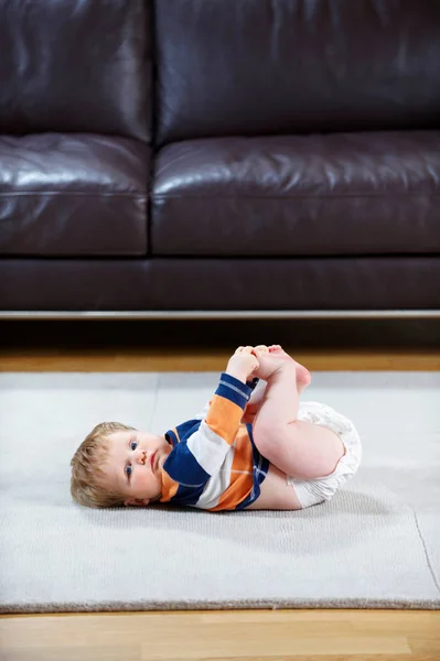 Bebé Meses Pañal Acostado Una Alfombra — Foto de Stock