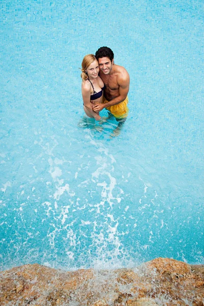 Mladý Pár Objímat Bazénu Vysoký Úhel — Stock fotografie