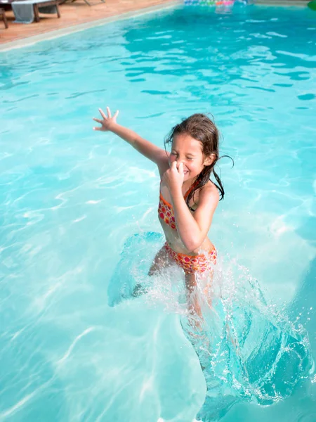 Chica Saltando Piscina — Foto de Stock