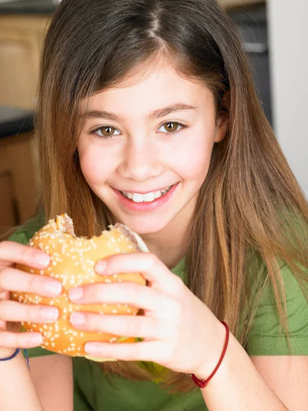 Mladá Dívka Jíst Hamburger — Stock fotografie