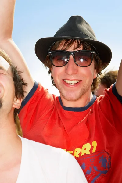 Hombre Multitud Sonriendo Usando Sombrero —  Fotos de Stock