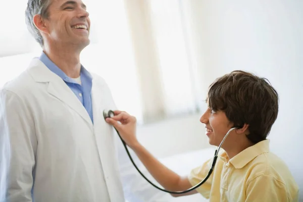 Niño Escuchando Los Médicos Masculinos Corazón — Foto de Stock