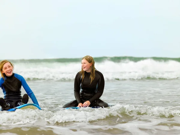 Surfeuses Assises Sur Des Planches Surf — Photo