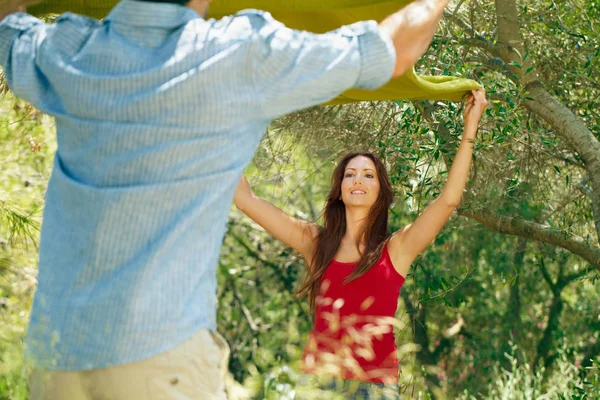 Pareja Colocando Manta Picnic —  Fotos de Stock