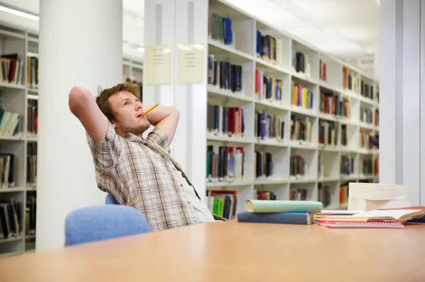 Jonge Man Die Werkt Bibliotheek — Stockfoto