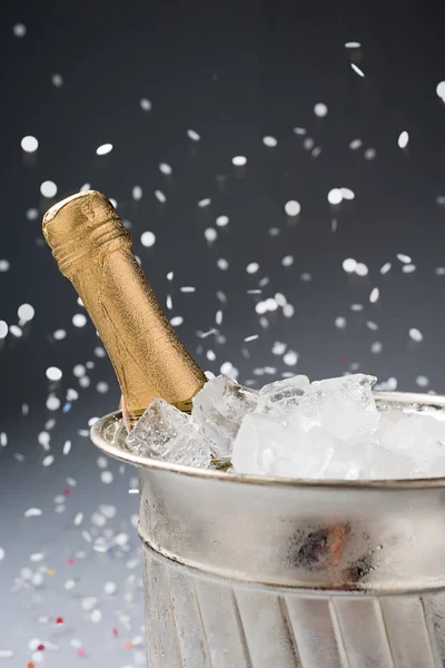 Бутылка шампанского в ведре со льдом — стоковое фото