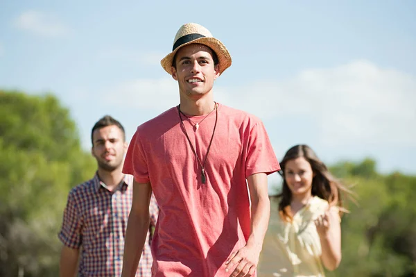 Jóvenes Amigos Caminando Por Camino Rural — Foto de Stock