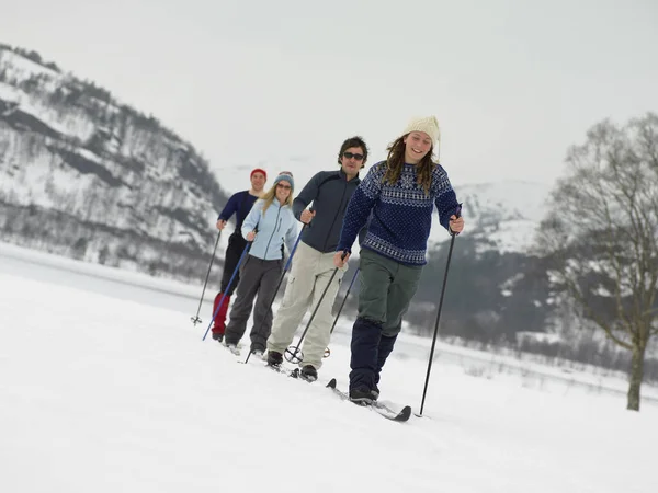 雪の中で友達トレッキング — ストック写真