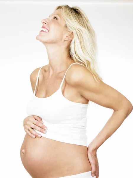 Zwangere Vrouw Glimlachen Geïsoleerd Witte Achtergrond — Stockfoto