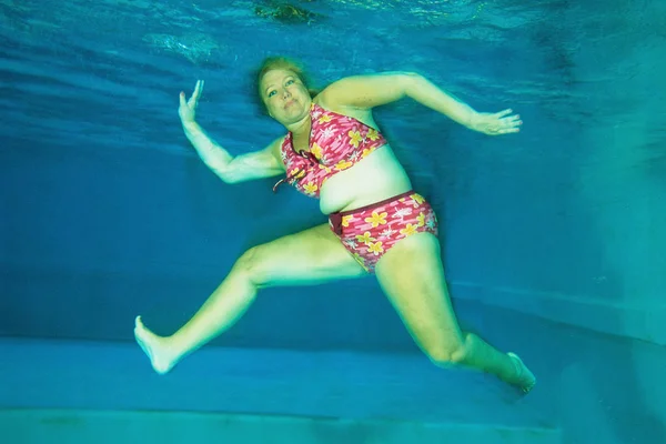 水中で踊る女性 — ストック写真