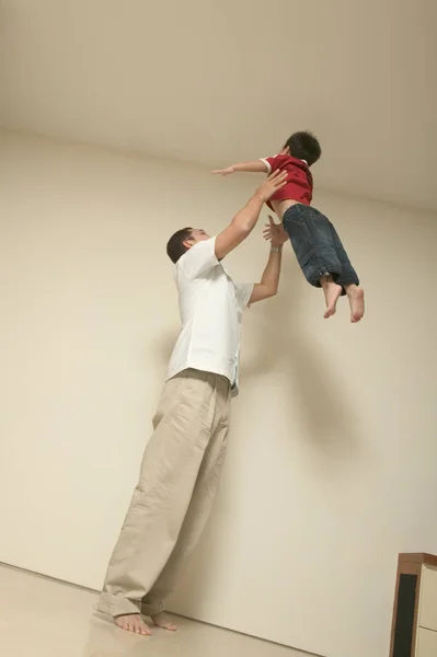 Padre Jugando Con Hijo Tiempo Familiar Concepto Unidad —  Fotos de Stock