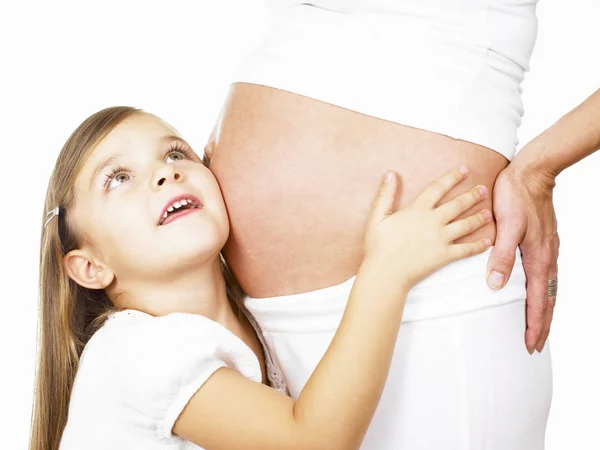 Mädchen Hält Den Schwangerschaftsbauch Ihrer Mutter — Stockfoto