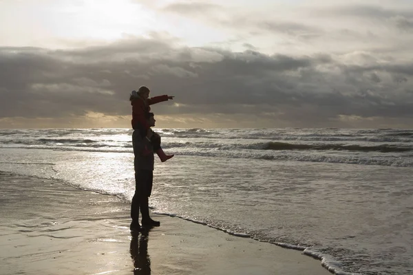 Far Och Dotter Vid Havet — Stockfoto