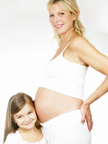 Chica Con Madre Embarazada Sonriendo — Foto de Stock