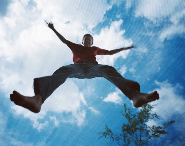 Мальчик Прыгает Через Голубое Небо — стоковое фото