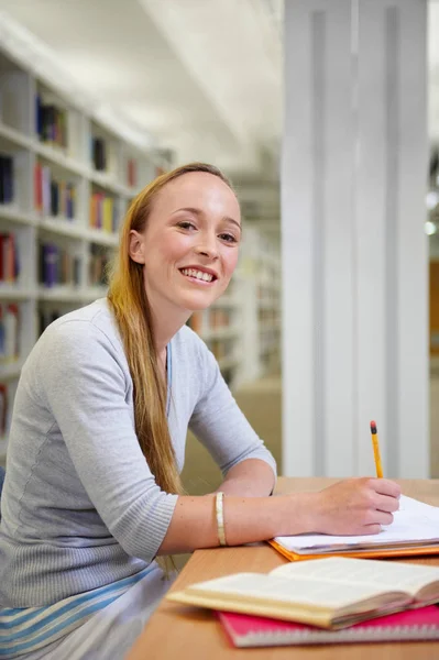 Retrato Jovem Mulher Biblioteca — Fotografia de Stock