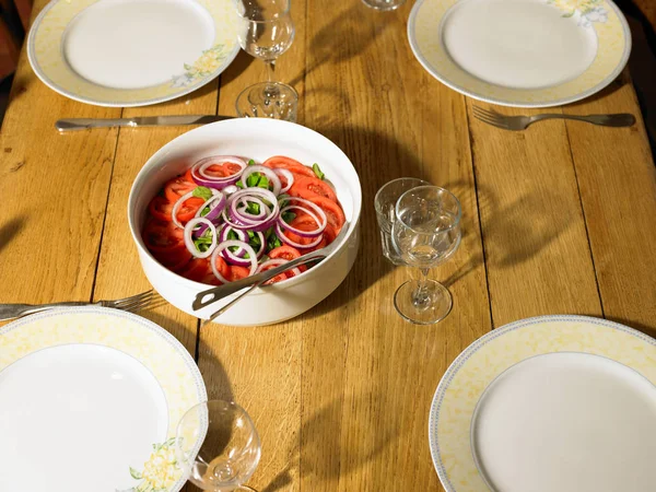 Vista Alto Ângulo Salada Tomate Cebola Tigela Mesa Com Pratos — Fotografia de Stock