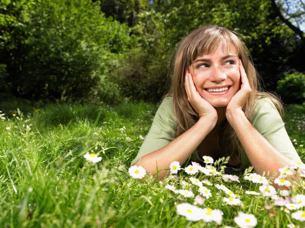 Donna Sdraiata Sull Erba Sorridente — Foto Stock