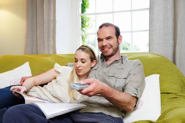 Pareja Sentada Sofá — Foto de Stock