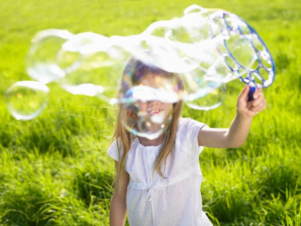 Niña Haciendo Burbujas Jabón — Foto de Stock