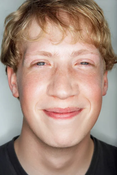 Jonge Man Glimlachend Camera Kijken — Stockfoto