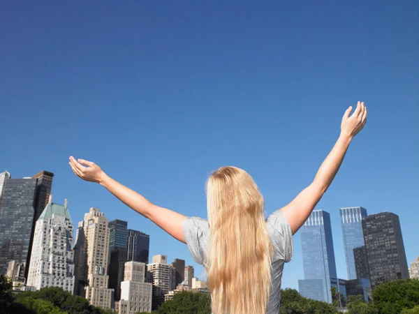 Жінка Розтягує Руки Центральному Парку — стокове фото