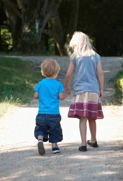 Fratello Sorella Che Tengono Mano — Foto Stock