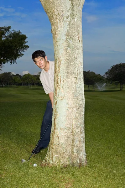 Asijský Muž Hraje Golf — Stock fotografie