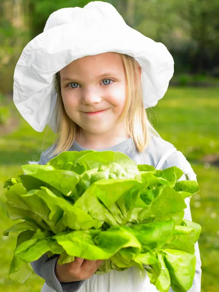 Bahçeden Bir Salata Tutan Kız — Stok fotoğraf