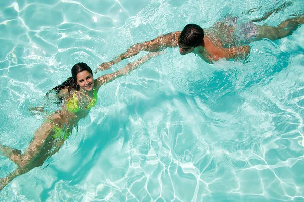 Jeune Couple Dans Piscine — Photo