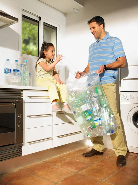 Father Daughter Sharing Recycling — Stock Photo, Image