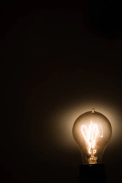 Иллюминированная старая лампочка — стоковое фото