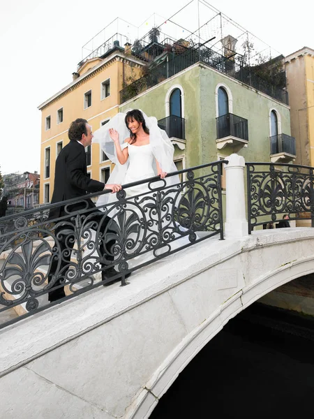 Bruid Bruidegom Brug Venetië — Stockfoto