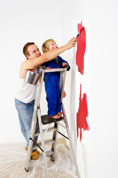 Man Och Barn Pojke Målning Vägg Röd — Stockfoto