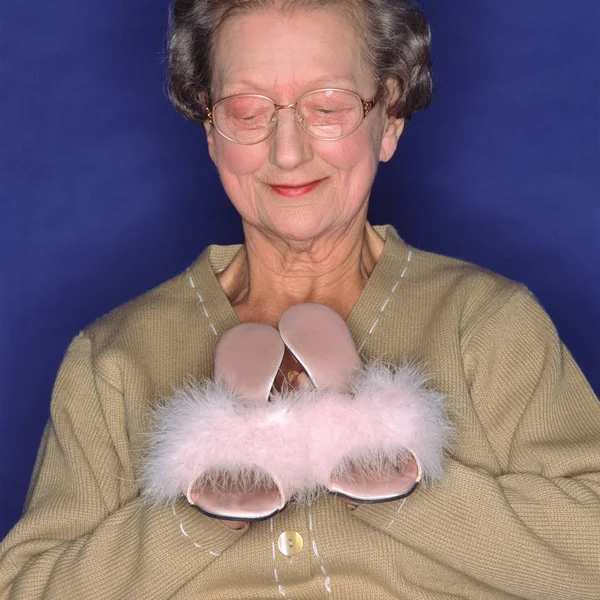 Senior Kvinna Som Innehar Sexiga Tofflor — Stockfoto