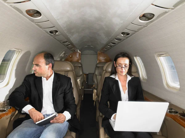 Üzletasszony Üzletember Egy Privát Jet — Stock Fotó