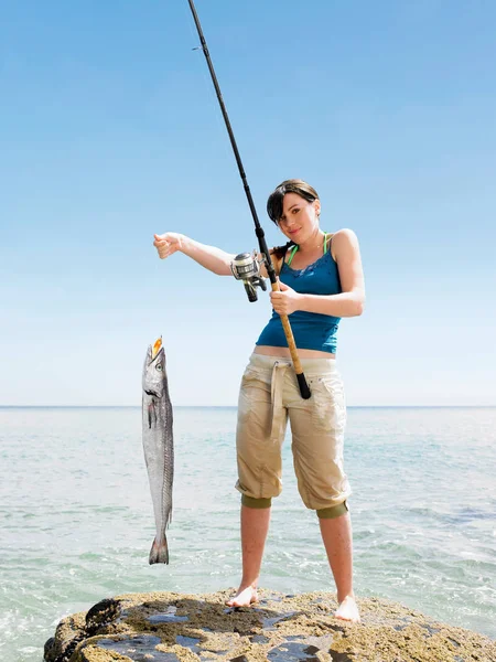 Молодая Женщина Держит Рыбу — стоковое фото