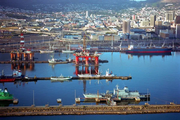 Hafen mit Stadt im Hintergrund — Stockfoto