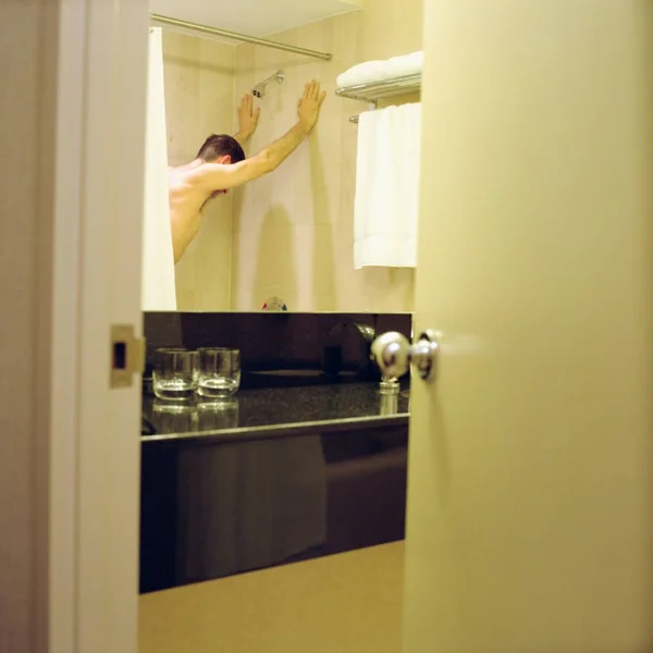Homme Debout Dans Douche Maison — Photo