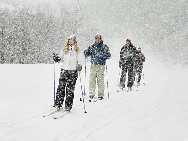 吹雪の中を歩くスキーヤー — ストック写真