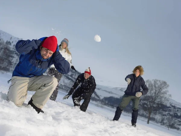 Amigos Lanzando Bolas Nieve Montaje —  Fotos de Stock